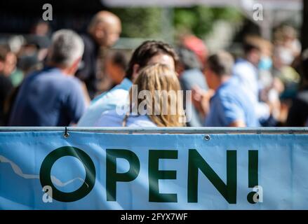 Stuttgart, Deutschland. Mai 2021. ''Open'' steht auf einem Banner in einem Biergarten, wo die Gäste das schöne Wetter genießen. Quelle: Christoph Schmidt/dpa/Alamy Live News Stockfoto