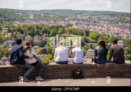 Stuttgart, Deutschland. Mai 2021. Die Menschen genießen die Aussicht und das schöne Wetter auf der Plattform am Teehaus. Quelle: Christoph Schmidt/dpa/Alamy Live News Stockfoto