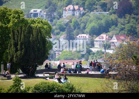 Stuttgart, Deutschland. Mai 2021. Die Menschen genießen die Aussicht und das schöne Wetter auf der Plattform am Teehaus. Quelle: Christoph Schmidt/dpa/Alamy Live News Stockfoto