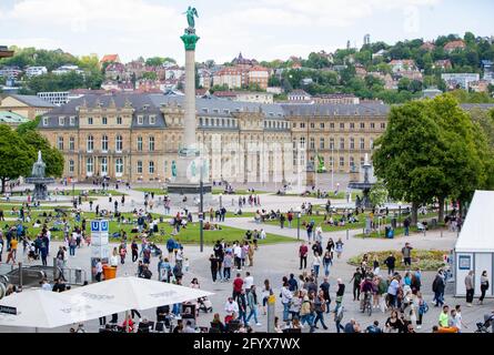 Stuttgart, Deutschland. Mai 2021. Zahlreiche Menschen genießen das schöne Wetter auf dem Schlossplatz und besuchen die Stuttgarter Innenstadt. Quelle: Christoph Schmidt/dpa/Alamy Live News Stockfoto