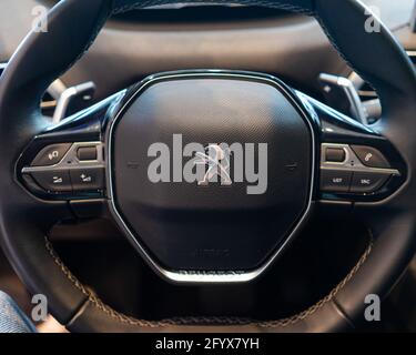 Istanbul, Turkiye - 2021. April: Nahaufnahme des Peugeot-Logos auf dem Autorades Stockfoto