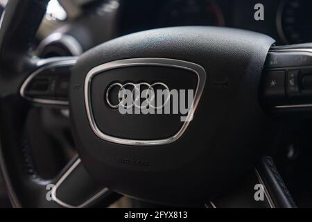 Istanbul, Turkiye - April 2021:Nahaufnahme des Audi Logos auf dem Autorades Stockfoto