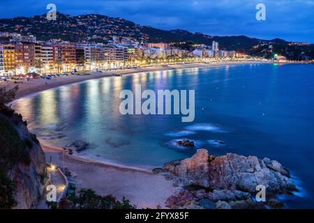 Stadt Lloret de Mar bei Nacht, Badeort an der Costa Brava in Katalonien, Spanien. Stockfoto