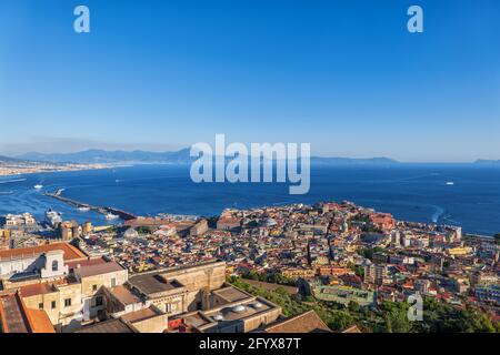 Stadt Neapel in Kampanien, Italien, Stadtbild mit Blick auf den Golf von Neapel (Golfo di Napoli). Stockfoto