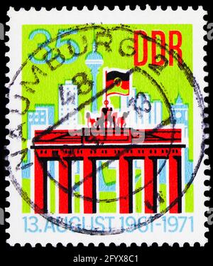 MOSKAU, RUSSLAND - 27. SEPTEMBER 2019: Briefmarke gedruckt in Deutschland, Demokratische Republik, zeigt das Brandenburger Tor, 35 Pf. - Pfennig, Stockfoto