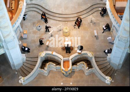 Dresden, Deutschland. Mai 2021. Die Musiker des frühbarocken Orchesters Instrumenta Musica spielen in einem Konzert in der Dresdner Frauenkirche. Nach monatelanger Zwangspause sind in der Frauenkirche wieder Konzerte zu hören. Quelle: Sebastian Kahnert/dpa-Zentralbild/dpa/Alamy Live News Stockfoto