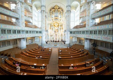 Dresden, Deutschland. Mai 2021. Die Musiker des frühbarocken Orchesters Instrumenta Musica spielen in einem Konzert in der Dresdner Frauenkirche. Nach monatelanger Zwangspause sind in der Frauenkirche wieder Konzerte zu hören. Quelle: Sebastian Kahnert/dpa-Zentralbild/dpa/Alamy Live News Stockfoto