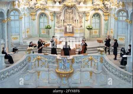 Dresden, Deutschland. Mai 2021. Die Musiker des frühbarocken Orchesters Instrumenta Musica spielen in einem Konzert in der Dresdner Frauenkirche. Nach monatelanger Zwangspause sind in der Frauenkirche wieder Konzerte zu hören. Quelle: Sebastian Kahnert/dpa-Zentralbild/dpa/Alamy Live News Stockfoto