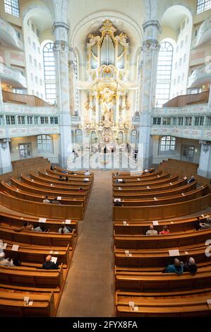 Dresden, Deutschland. Mai 2021. Die Musiker des frühbarocken Orchesters Instrumenta Musica spielen in einem Konzert in der Dresdner Frauenkirche. Nach monatelanger Zwangspause sind in der Frauenkirche wieder Konzerte zu hören. Quelle: Sebastian Kahnert/dpa-Zentralbild/dpa/Alamy Live News Stockfoto