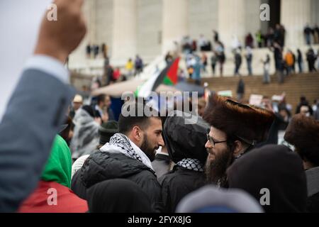 Washington, D.C., USA. Mai 2021. Ein Muslim und ein jüdischer Mann nehmen beide an einer pro-palästinensischen Demonstration während des Nationalen Marsches für Palästina in Washington D.C., USA, Teil. Quelle: Diego Montoya/Alamy Live News. Stockfoto