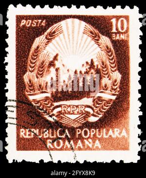 MOSKAU, RUSSLAND - 27. SEPTEMBER 2019: Briefmarke gedruckt in Rumänien zeigt Emblem der republik, 10 Rumänisches Verbot, Wappen 1952/53 Serie, um 195 Stockfoto
