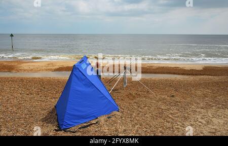 Strandangeln mit blauem Zelt - Unterstand und 2 Ruten Stockfoto