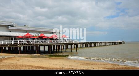 Felixstowe Pier Strand und Meer mit roten Sonnenschirmen. Stockfoto