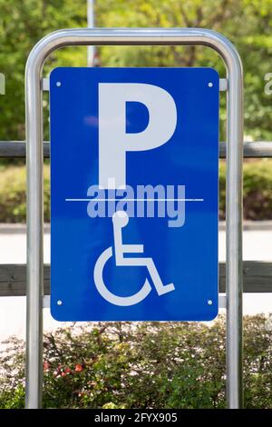 Blaue Handicap Parkplatz Schild Stockfoto