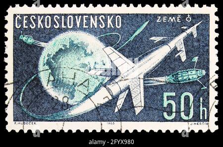MOSKAU, RUSSLAND - 27. SEPTEMBER 2019: Die in der Tschechoslowakei gedruckte Briefmarke zeigt Space Research, Serie, um 1963 Stockfoto