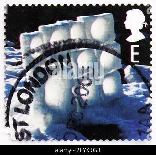 MOSKAU, RUSSLAND - 27. SEPTEMBER 2019: Briefmarke gedruckt in Großbritannien zeigt Eiswand, Weihnachten 2003 - Eisskulpturen Serie, um 2003 Stockfoto