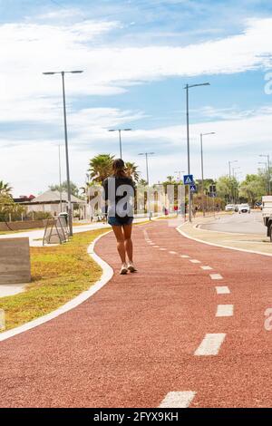 Pescara, Italien - 22. Mai 2021: Läufer auf der Fußgängerzone beim morgendlichen Laufen in Pescara Stockfoto