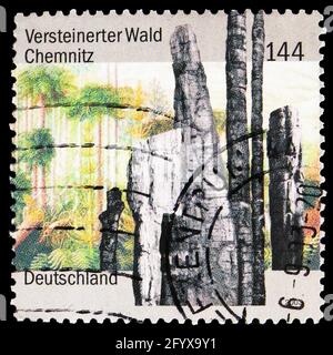 MOSKAU, RUSSLAND - 27. SEPTEMBER 2019: In Deutschland gedruckte Briefmarke zeigt Chemnitzer Steinwald, versteinerter Wald, Chemnitz Serie, um 2003 Stockfoto