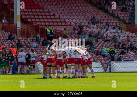 Gloucester, Großbritannien. Mai 2021. Harlekine huddeln vor dem Allianz Premier 15-Finale zwischen Saracens Women und Harlekins Women im Kingsholm Stadium in Gloucester, England. Kredit: SPP Sport Pressefoto. /Alamy Live News Stockfoto