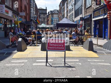 London, Großbritannien. Mai 2021. Ein COVID-19 Temporary Restrictions-Zeichen in Soho. Im West End strömten viele Menschen in Cafés und Restaurants, als die Temperaturen über das Feiertagswochenende anstiegen. (Kredit: Vuk Valcic / Alamy Live News) Stockfoto