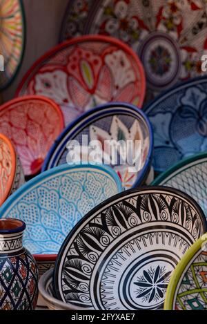 Bunte Keramik marokkanische Keramik zum Verkauf in einem Souk der alten Medina in der bezaubernden Stadt Essaouira, Marokko, Nordafrika angezeigt. Stockfoto