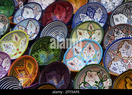 Bunte Keramik marokkanische Keramik zum Verkauf in einem Souk der alten Medina in der bezaubernden Stadt Essaouira, Marokko, Nordafrika angezeigt. Stockfoto