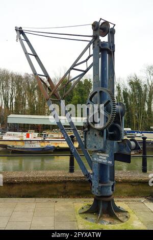 Ein alter Kran am Ufer der Themse in Isleworth während der dritten Sperre in Großbritannien. Fotodatum: Sonntag, 14. Februar 2021. Foto: Richard Gray/A Stockfoto