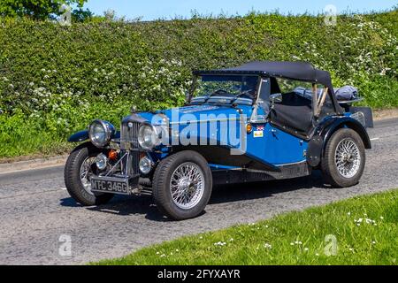 JC Midge ein handgefertigtes Auto ein von John Cowperthwaite entworfenes „Plan and pattern“-Auto. JC Midge Triumph Special basierend auf 1969 Herald 13/60. Fahrzeugverkehr, bewegliche Fahrzeuge, Autos, Fahrzeug fahren auf britischen Straßen, Motoren, Autofahren auf dem Weg zur Capesthorne Hall classic May Car Show, Ceshire, Großbritannien Stockfoto