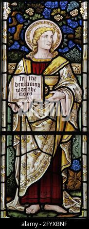 Buntglasfenster mit Darstellung von St. John, St. George's Preshute, Wiltshire Stockfoto