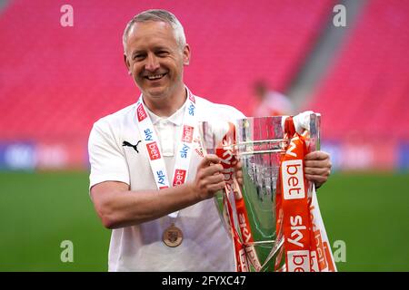 Blackpool-Manager Neil Critchley feiert mit der Trophäe nach dem letzten Pfiff während des Sky Bet League One Playoff-Finalmatches im Wembley Stadium, London. Bilddatum: Sonntag, 30. Mai 2021. Stockfoto