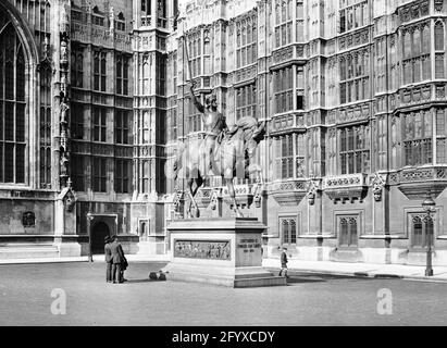 Reiterstatue von Richard I. von England, auch bekannt als Richard Löwenherz, im Alten Palasthof vor den Houses of Parliament im Palace of Westminster, City of Westminster, London, England, Vereinigtes Königreich, 1921. (Foto von Burton Holmes) Stockfoto