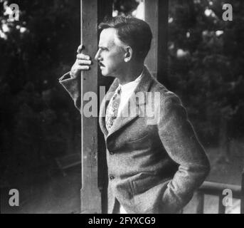 Der amerikanische Dramatiker und Nobelpreisträger Eugene O'Neill (1888 - 1953), der sich gegen einen Posten lehnte, um 1920. (Foto von Burton Holmes) Stockfoto