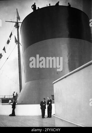 Der Trichter der SS Normandie der französischen Linie auf der Jungfernfahrt des Ozeanliners, New York City, 1935. (Foto von Burton Holmes) Stockfoto