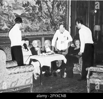 Samuel Goldwyn, William Randolph Hearst, Burton Holmes (Standing), Marion Davies und andere an Bord der S.S. Normandie, 1920er Jahre Stockfoto