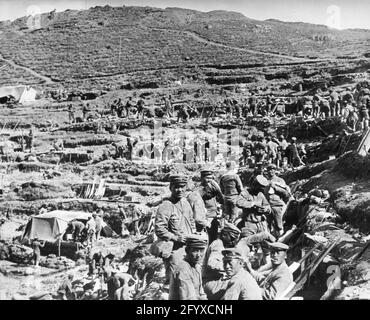 Japanische Soldaten, die während des Russisch-Japanischen Krieges in einem Berggraben ruhen, Port Arthur, China, 1905. (Foto von Burton Holmes) Stockfoto