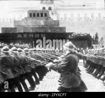 Soldaten, die Bajonette halten, marschieren während der Parade zum 1. Mai am Leninschen Mausoleum auf dem Roten Platz, Moskau, Russland, 1934, vorbei. (Foto von Burton Holmes) Stockfoto