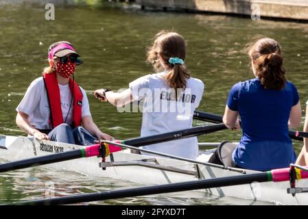 Rudererinnen an der Cambridge University üben auf dem River Cam, Cambridge, Großbritannien Stockfoto