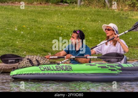 Ein Paar paddelt mit einem aufblasbaren Kanu auf dem River Cam, Cambridge, Großbritannien Stockfoto