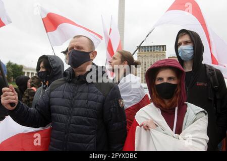 Kiew, Ukraine. Mai 2021. Die in der Ukraine lebenden Belarussen nehmen an einer Solidaritätskundgebung mit der regierungsfeindlichen belarussischen Bewegung und zur Unterstützung des inhaftierten Journalisten Roman Protasewitsch auf dem Unabhängigkeitsplatz in Kiew, Ukraine, am 30. Mai 2021 Teil. Quelle: Serg Glovny/ZUMA Wire/Alamy Live News Stockfoto