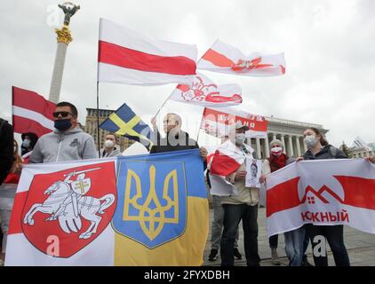 Kiew, Ukraine. Mai 2021. In der Ukraine lebende Belarussen nehmen an einer Solidaritätskundgebung mit der Anti-Regierungsbewegung in Belarus und zur Unterstützung des inhaftierten Journalisten Roman Protasewitsch auf dem Unabhängigkeitsplatz in Kiew, Ukraine, am 30. Mai 2021 Teil. Quelle: Serg Glovny/ZUMA Wire/Alamy Live News Stockfoto