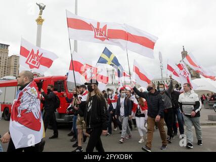 Kiew, Ukraine. Mai 2021. In der Ukraine lebende Belarussen nehmen an einer Solidaritätskundgebung mit der Anti-Regierungsbewegung in Belarus und zur Unterstützung des inhaftierten Journalisten Roman Protasewitsch auf dem Unabhängigkeitsplatz in Kiew, Ukraine, am 30. Mai 2021 Teil. Quelle: Serg Glovny/ZUMA Wire/Alamy Live News Stockfoto
