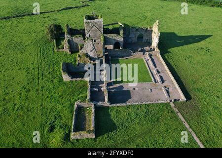 Luftaufnahme der Hore Abbey, einem zerstörten Zisterzienserkloster in der Nähe des Rock of Cashel, Grafschaft Tipperary, Republik Irland Stockfoto