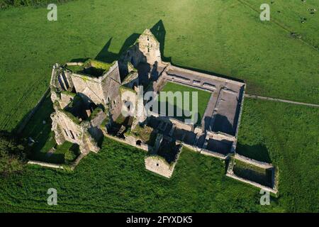 Luftaufnahme der Hore Abbey, einem zerstörten Zisterzienserkloster in der Nähe des Rock of Cashel, Grafschaft Tipperary, Republik Irland Stockfoto