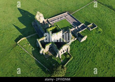 Luftaufnahme der Hore Abbey, einem zerstörten Zisterzienserkloster in der Nähe des Rock of Cashel, Grafschaft Tipperary, Republik Irland Stockfoto