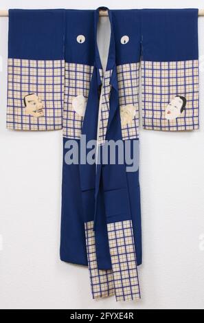 Jungen Miyamairi Kimono mit neun ohne Masken. Formeller Kimono für einen Jungen beim ersten Besuch eines schintoistischen Schreines (Miyamairi Kimono), mit einer Zierde von neun Masken ohne Theater auf dem Hintergrund einer breiten karierten Band. Schwarze Seide mit einer bemalten yuzen Dekoration und Details in Goldfolie. Weißes Seidenfutter. Beschriftung mit „H. Inoue und Daimaru; das Kaufhaus. Fünf Familienarme (mon) von zwei Aprikosenschiessen (Gyoyo). Stockfoto