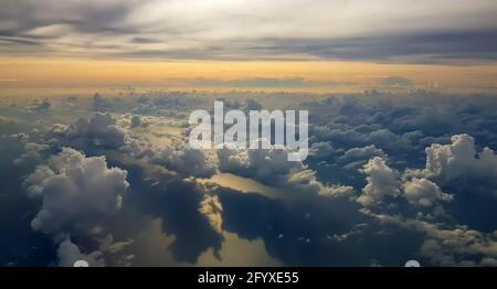 Der Himmel mit dunkelgrauen Wolken vor Sturm und Regen in der Regenzeit. Stockfoto