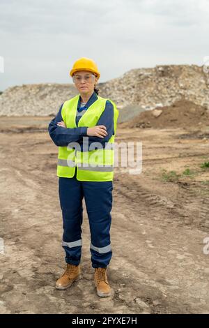 Moderne Baumeisterin in Arbeitskleidung auf der Baustelle Stockfoto