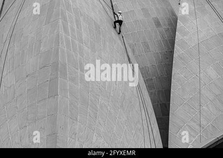 Schwarz-Weiß-Bild einer Arbeit arbeitet im bahai Lotustempel, New delhi, indien. Stockfoto