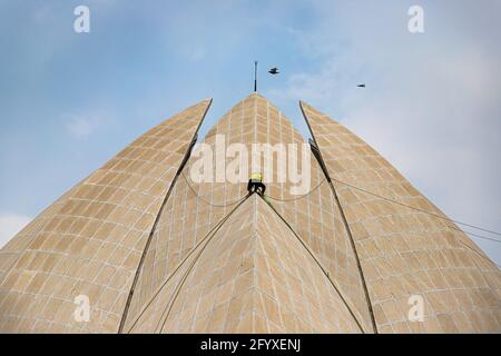 Eine Arbeitskraft arbeitet im bahai Lotustempel, Neu-delhi, indien. Stockfoto