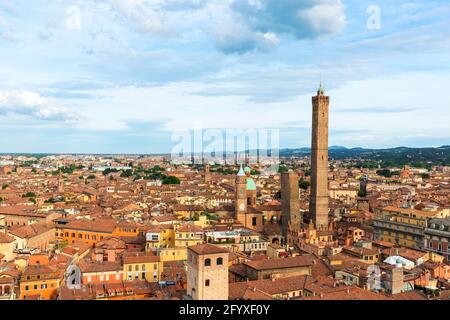 Zwei berühmte fallende Bologna Türme Asinelli und Garisenda. Abendansicht, Bologna, Emilia-Romagna, Italien. Stockfoto